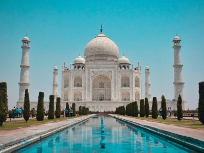 The Taj Mahal and its reflecting pools on a clear day